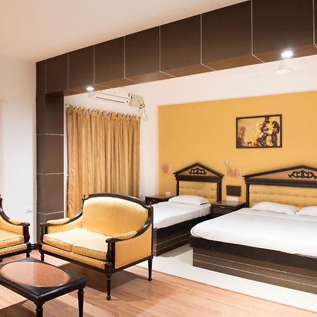 The Vyshakh Hotel Guruvāyūr Eksteriør billede