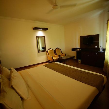 The Vyshakh Hotel Guruvāyūr Eksteriør billede