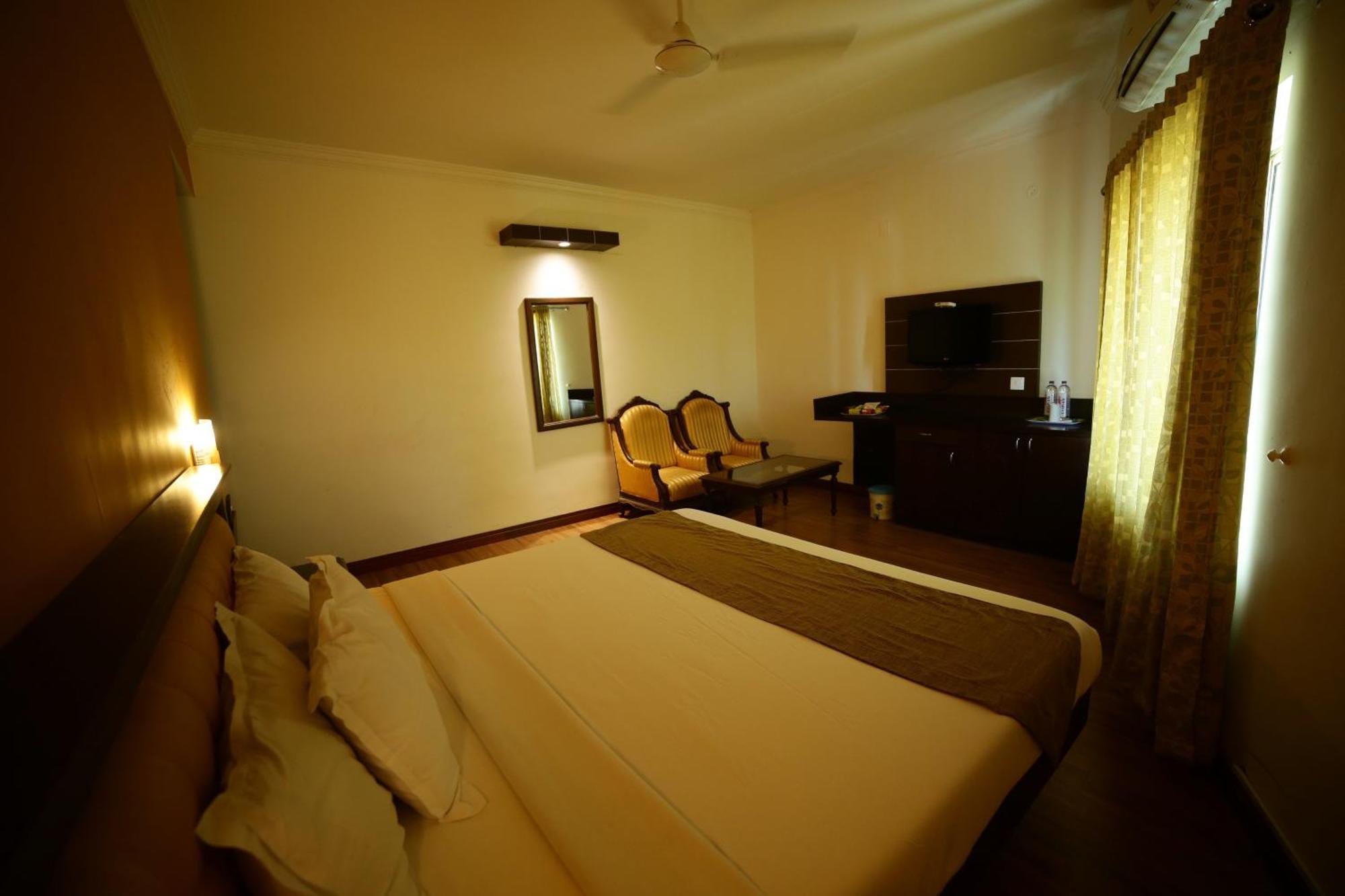 The Vyshakh Hotel Guruvāyūr Eksteriør billede