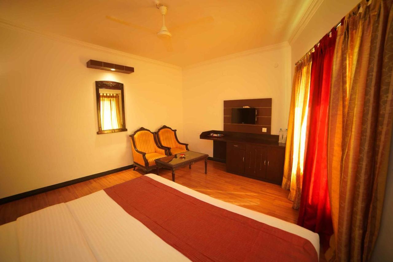 The Vyshakh Hotel Guruvāyūr Eksteriør billede