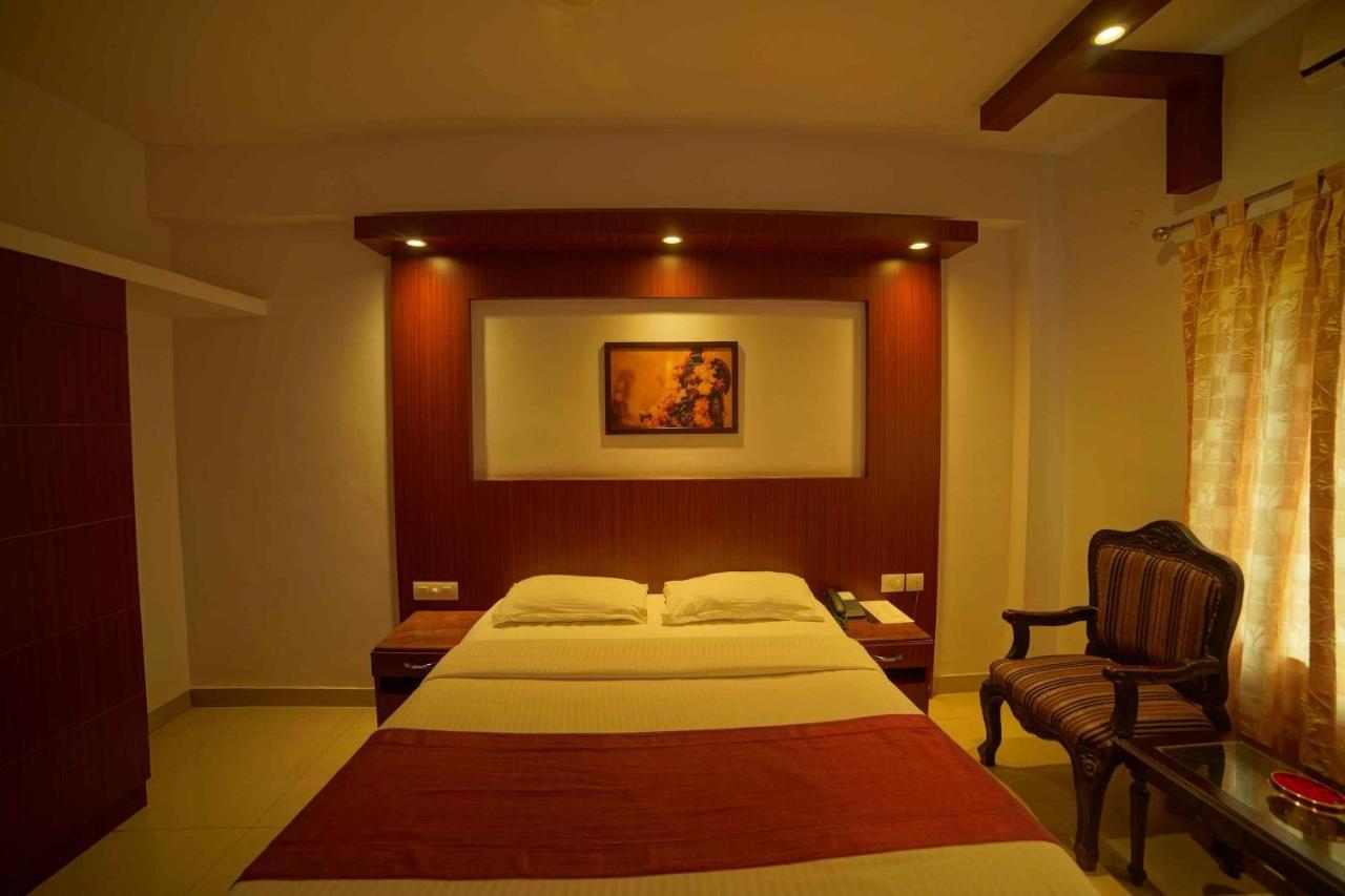 The Vyshakh Hotel Guruvāyūr Eksteriør billede