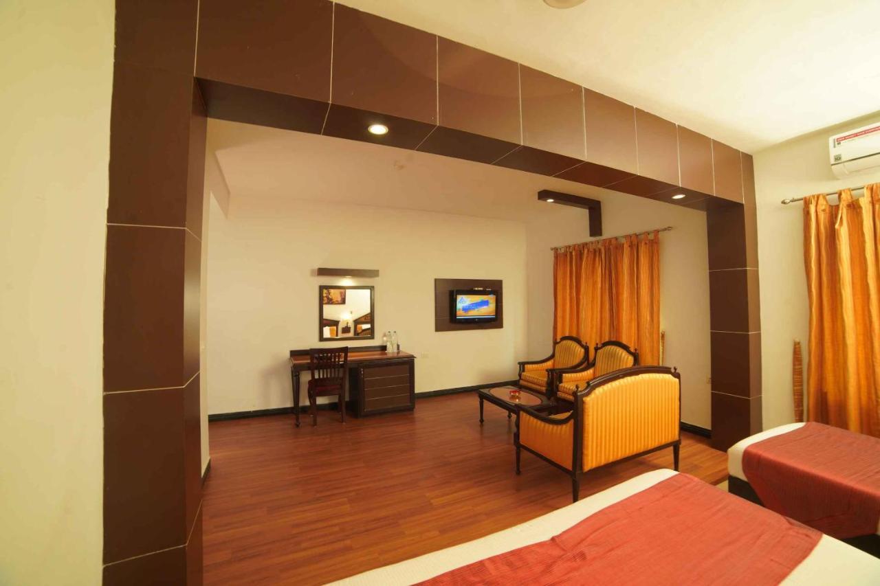 The Vyshakh Hotel Guruvāyūr Eksteriør billede