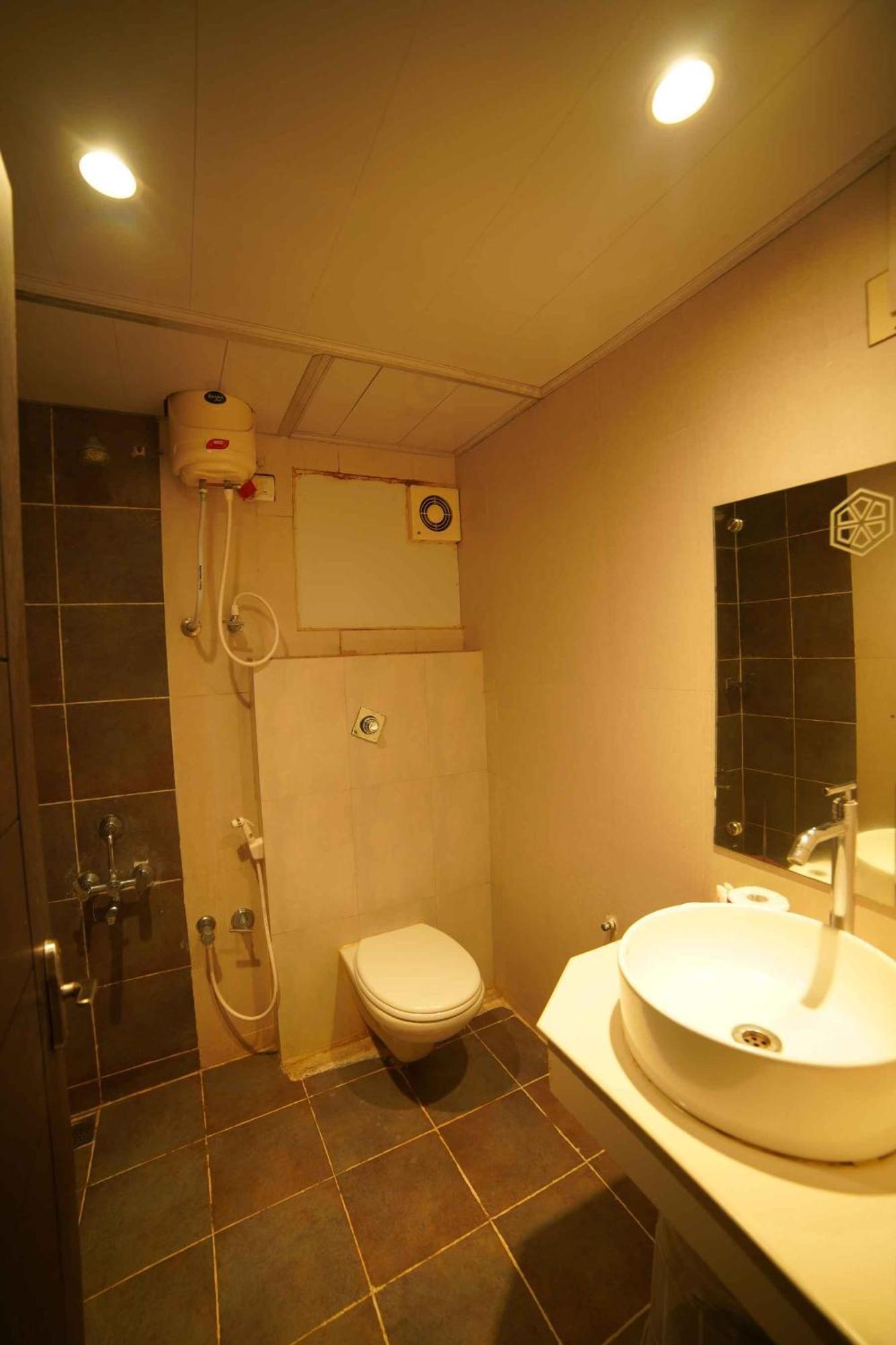 The Vyshakh Hotel Guruvāyūr Eksteriør billede