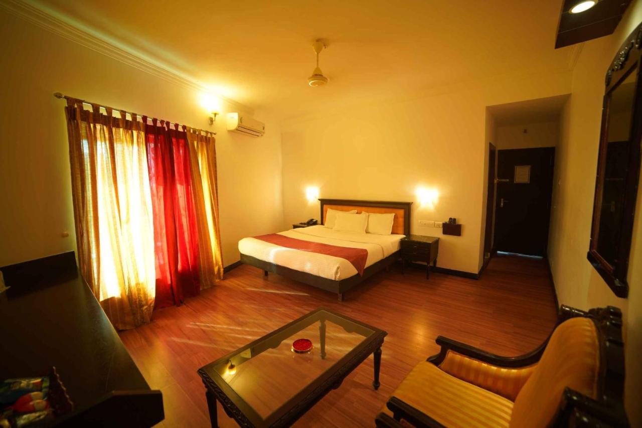 The Vyshakh Hotel Guruvāyūr Eksteriør billede
