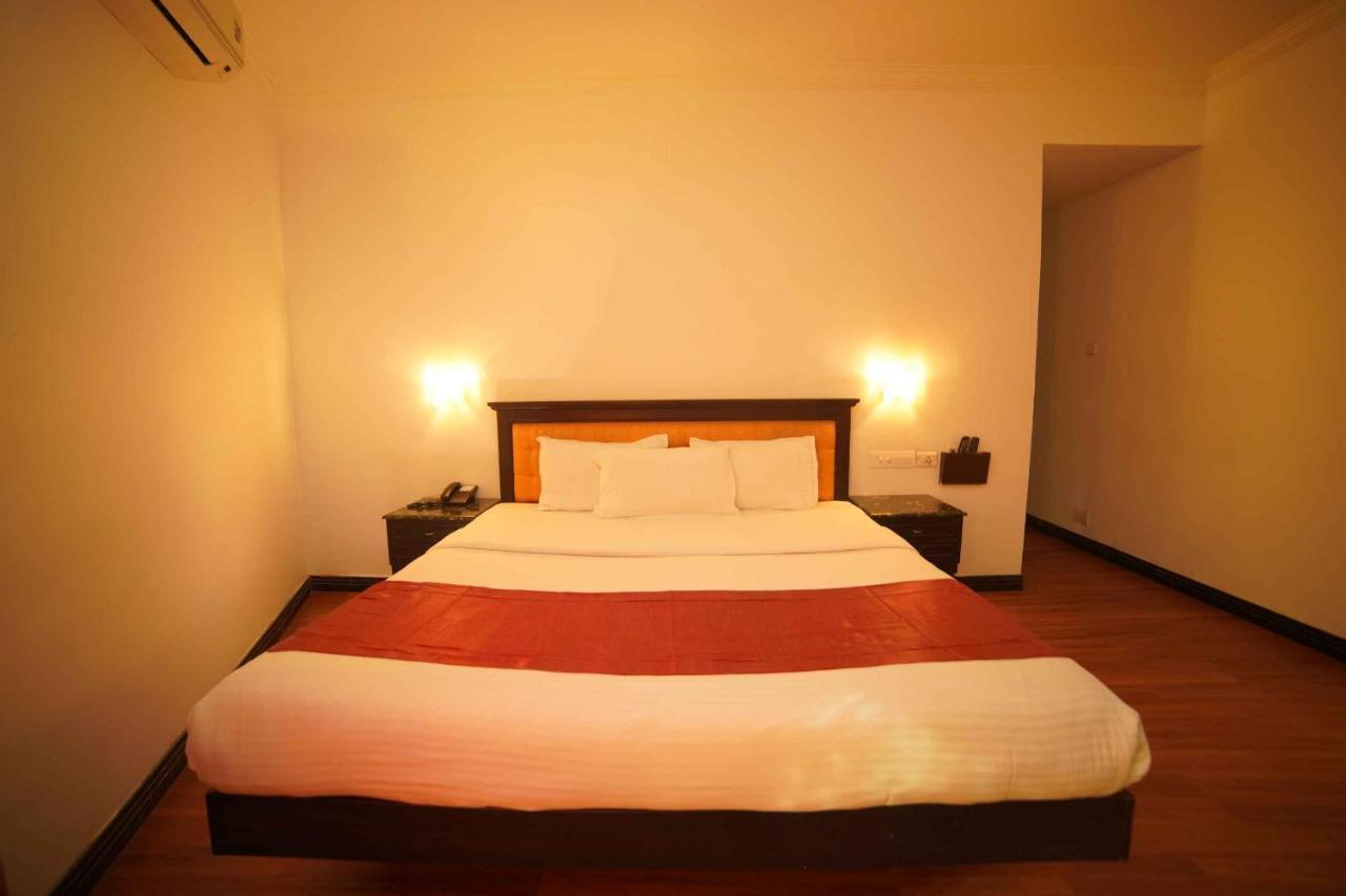 The Vyshakh Hotel Guruvāyūr Eksteriør billede