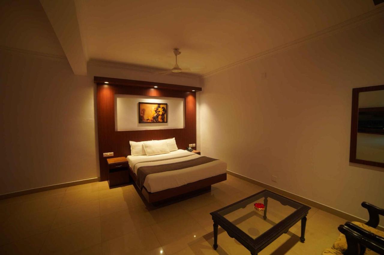 The Vyshakh Hotel Guruvāyūr Eksteriør billede