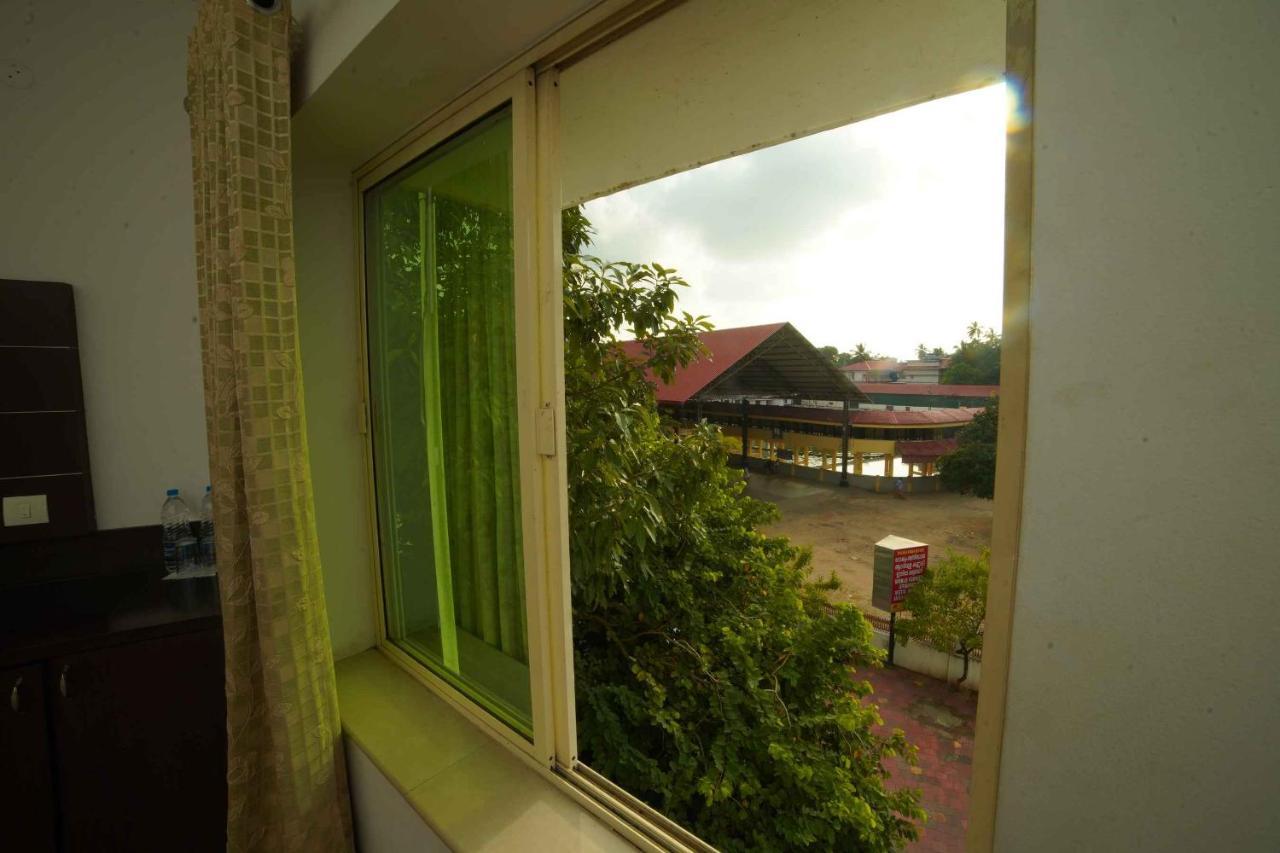 The Vyshakh Hotel Guruvāyūr Eksteriør billede