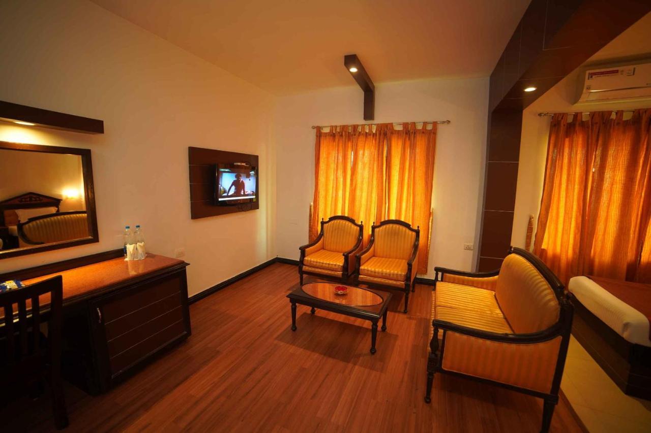 The Vyshakh Hotel Guruvāyūr Eksteriør billede