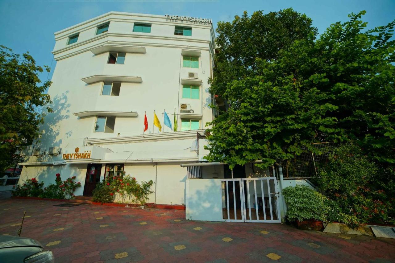 The Vyshakh Hotel Guruvāyūr Eksteriør billede