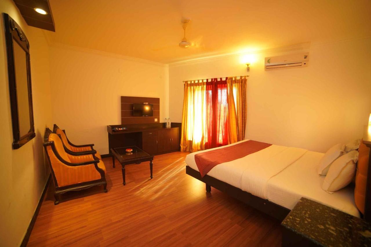 The Vyshakh Hotel Guruvāyūr Eksteriør billede