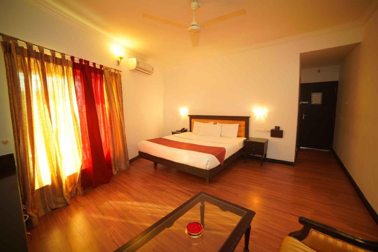 The Vyshakh Hotel Guruvāyūr Eksteriør billede