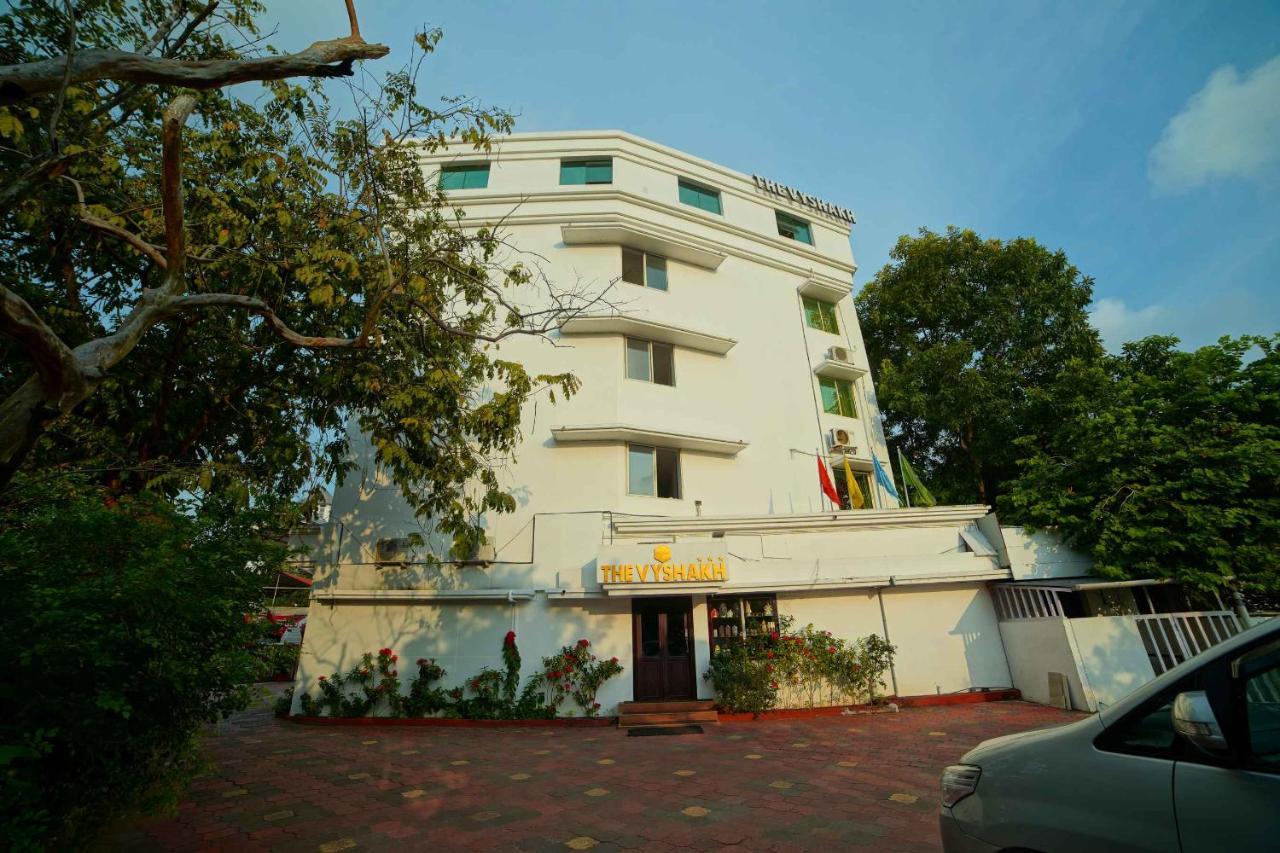 The Vyshakh Hotel Guruvāyūr Eksteriør billede